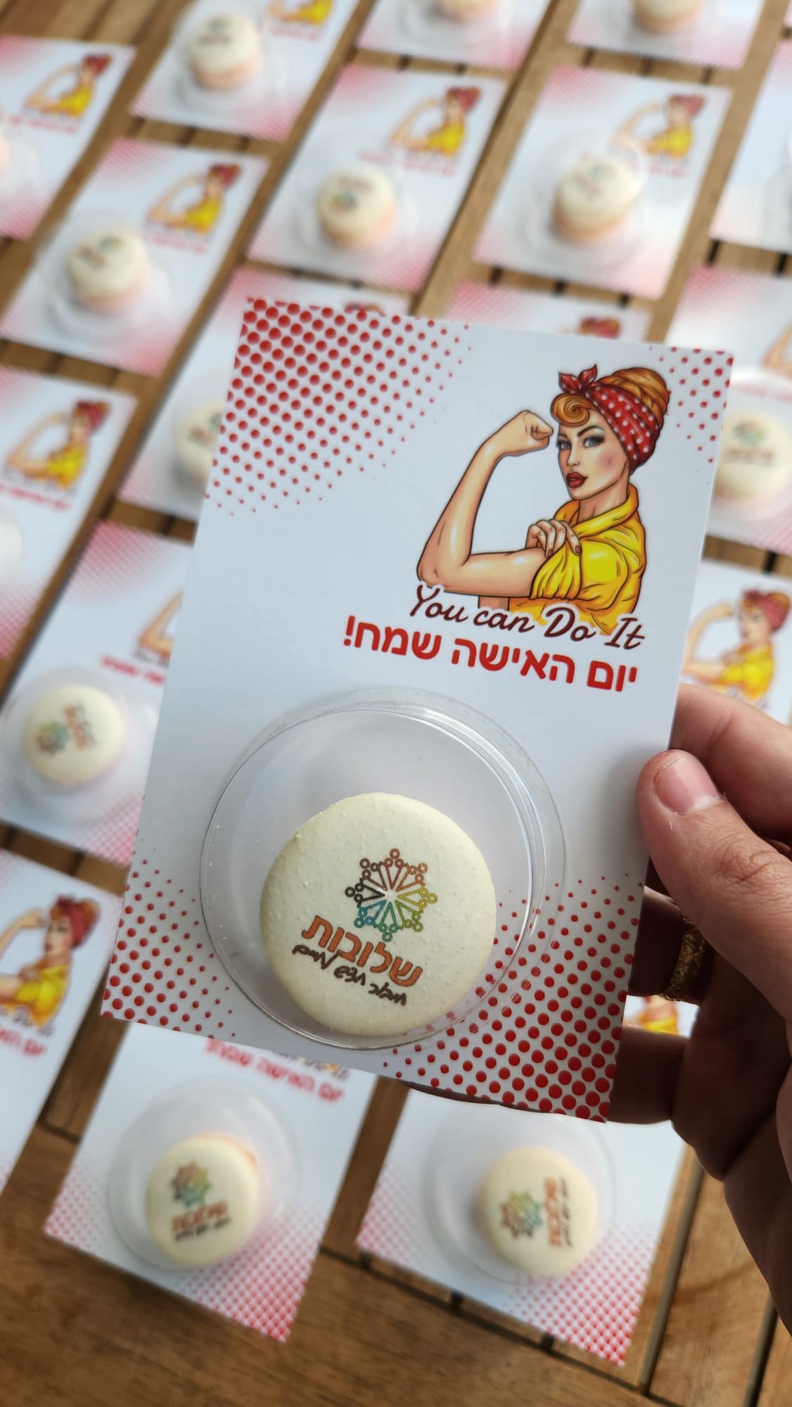 מקרון בגלויה ממותגת